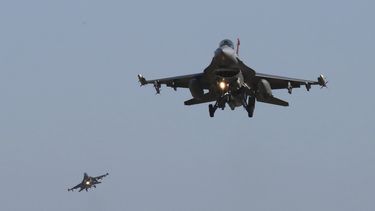Aviones de combate F-16 de la Fuerza Aérea de EEUU sobrevuelan la base aérea de Osan durante un ejercicio combinado con Corea del Sur en Pyeongtaek, el 4 de diciembre de 2017. (Foto AP/Ahn Young-joon, archivo)