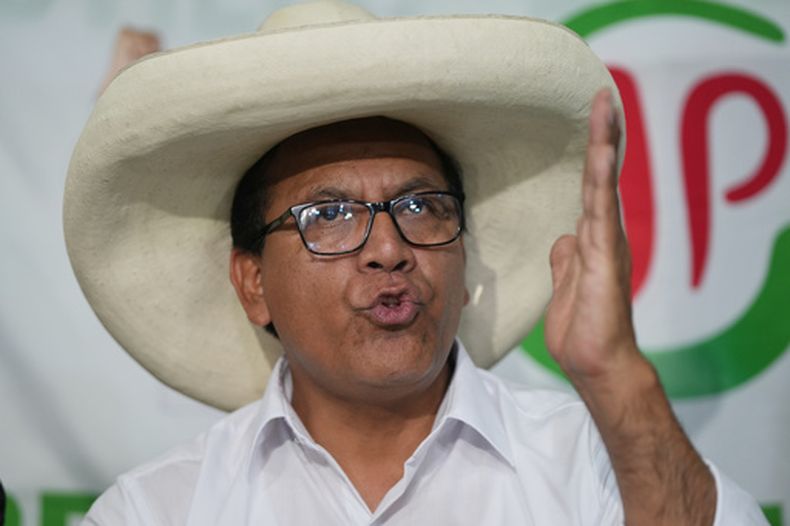 Roberto Sánchez, candidato presidencial del partido Juntos por el Perú, habla durante una conferencia de prensa en Lima, Perú, el martes 14 de abril de 2026. (AP Foto/Guadalupe Pardo)