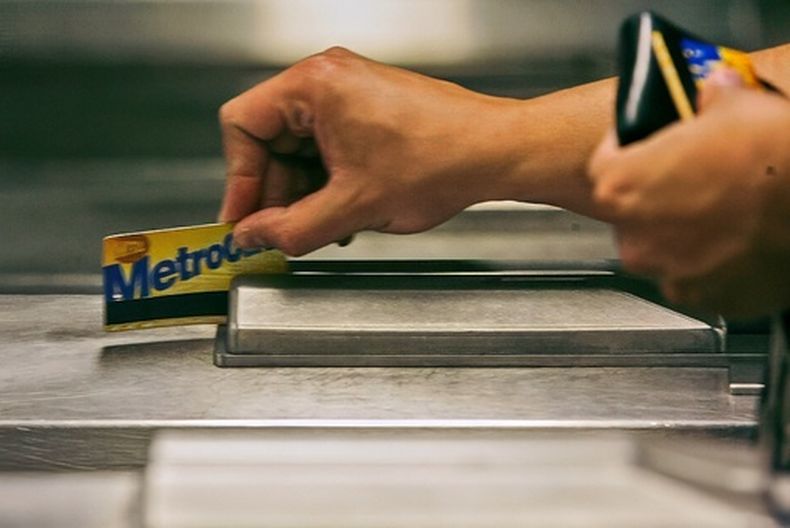 ARCHIVO - Un pasajero del metro pasa su MetroCard en un torniquete al entrar en la estación de metro 34th St., el 23 de julio de 2007, en Nueva York. (Foto AP/Mary Altaffer, Archivo)