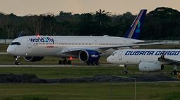 Un avión de la aerolínea World2Fly aterriza en el Aeropuerto Internacional José Martí el miércoles 20 de mayo de 2026, en La Habana, Cuba. (AP Foto/Ramón Espinosa)