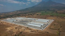 El Centro de Confinamiento del Terrorismo (CECOT), el 5 de marzo de 2023, en Tecoluca, El Salvador. (AP Foto/Salvador Melendez, Archivo)