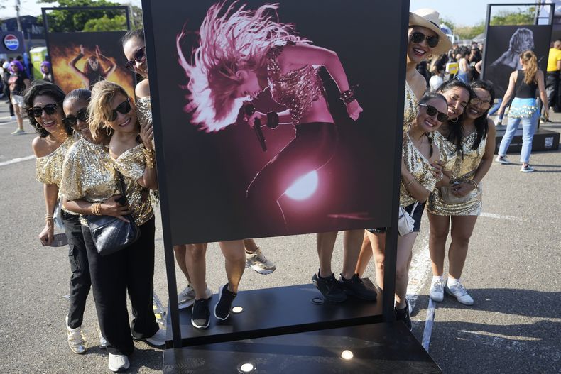 Asistentes esperan a que se abran las puertas en el Estadio Metropolitano, antes de un concierto de la estrella del pop Shakira en su ciudad natal de Barranquilla en Colombia, el jueves 20 de febrero de 2025. (Foto AP /Fernando Vergara)