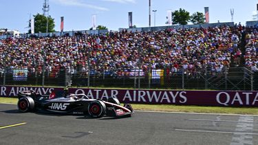 El piloto alemán de Haas Nico Hulkenberg maniobra su monoplaza en la calificación antes del Gran Premio de Hungría en el Hungaroring el sábado 22 de julio del 2023. (Marton Monus/Pool via AP)