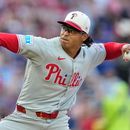 Jesús Luzardo, abridor de los Filis de Filadelfia, lanza durante la primera entrada del juego de béisbol de Grandes Ligas ante los Reales de Kansas City, el sábado 4 de julio de 2026, en Kansas City, Missouri. (AP Foto/Charlie Riedel)