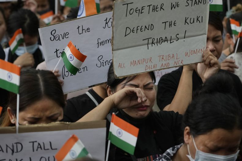 En esta imagen de archivo, una integrante de la tribu kuki llora durante una protesta contra los asesinatos tribales en su estado natal, Manipur, en el noreste del país, en Nueva Delhi, India, el 29 de mayo de 2023. (AP Foto/Manish Swarup, archivo)