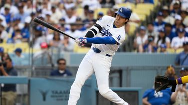 Shohei Ohtani, de los Dodgers de Los Ángeles, conecta una rola (batazo por el suelo) durante la quinta entrada de un partido de béisbol contra los Diamondbacks de Arizona, en Los Ángeles, el domingo 12 de julio de 2026. (Foto AP/Kyusung Gong)