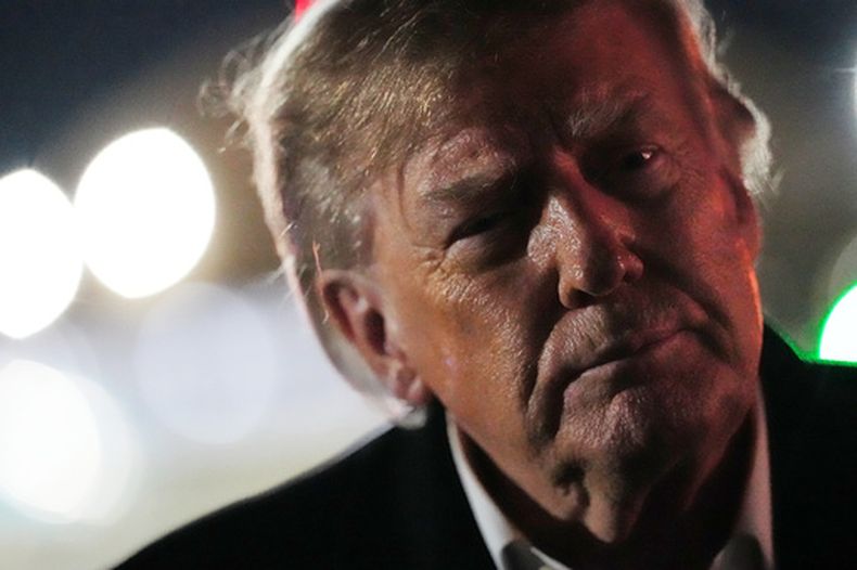 El presidente estadounidense Donald Trump habla con reporteros tras su llegada en el Air Force One, el miércoles 21 de octubre de 2026, en la Base Conjunta Andrews, Maryland. (AP Foto/Julia Demaree Nikhinson)