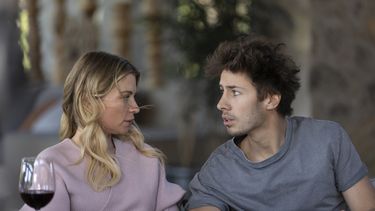 En esta imagen proporcionada por ViX, Ludwika Paleta, izquierda, y Juanpa Zurita en una escena de ¿Quieres ser mi hijo?. (ViX vía AP)