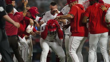 Los Angelinos de Los Ángeles felicitan a Taylor Ward, tras vencer a los Astros de Houston en 10 innings, el sábado 15 de julio de 2023 (AP Foto/Ryan Sun)