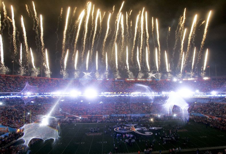 ARCHIVO - Fuegos artificiales iluminan el Dolphin Stadium mientras Prince actúa en el espectáculo de medio tiempo del Super Bowl XLI de la NFL en el Dolphin Stadium en Miami el 4 de febrero de 2007. Prince fue artífice de uno de los espectáculos de medo tiempo más memorables de la historia del Super Bowl. (Foto AP/Wilfredo Lee, archivo)
