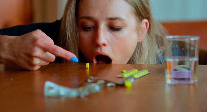 En esta imagen proporcionada por Cine Caníbal, Kristine Kujath Thorp en una escena de la película Enferma de mí (“Syk pike” en su título original) de Kristoffer Borgli. (Cine Canibal vía AP)