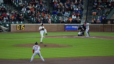 En foto del 24 de abril del 2023, el reloj de lanzamiento es visible antes de que el abridor de los Orioles Baltimore Dean Kremer lance. Enrique Hernández de los Medias Rojas está al bat y Masataka Yoshida está en segunda base en la sexta entrada. (AP Foto/Julio Cortez)