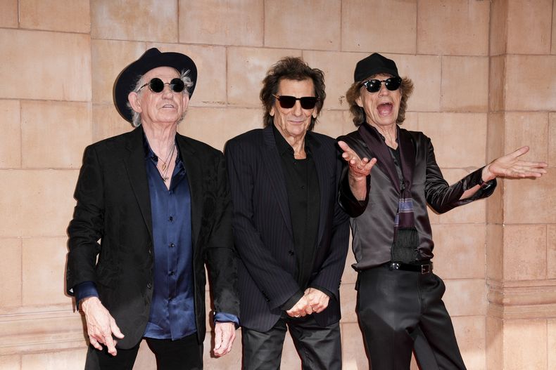 Keith Richards, de izquierda a derecha, Ronnie Wood, y Mick Jagger posan para retratos a su llegada al anuncio del lanzamiento de su álbum Hackney Diamonds el miércoles 6 de septiembre de 2023 en Londres. (Scott Garfitt/Invision/AP)
