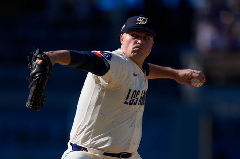 Tarik Skubal, abridor de los Dodgers de Los Ángeles, lanza en el duelo ante los Piratas de Pittsburgh, el sábado 22 de agosto de 2026 (AP Foto/Mark J. Terrill)