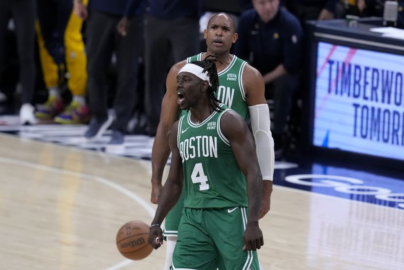 Jrue Holiday (4) festeja con el dominicano Al Horford, su compañero en los Celtics de Boston, en el tercer partido de la final de la Conferencia Este ante los Pacers de Indiana, el sábado 25 de mayo de 2024 (AP Foto/Darron Cummings)