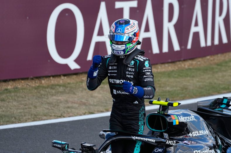 El piloto de Mercedes, Andrea Kimi Antonelli, de Italia, celebra tras registrar el tiempo más rápido durante la sesión de clasificación antes del Gran Premio de Gran Bretaña de la F1, en Silverstone, Inglaterra, el sábado 4 de julio de 2026. (Foto AP/Darko Bandic)