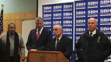 Interrogan a sospechosos tras ataque a dos policías de NY