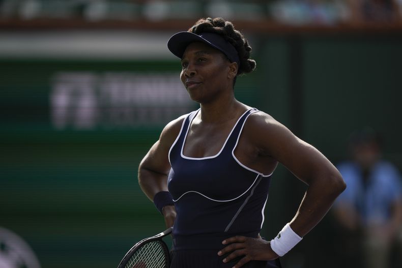 Venus Williams, de Estados Unidos, tras perder un punto ante Nao Hibino, de Japón, en el torneo de tenis BNP Paribas Open, el jueves 7 de marzo de 2024, en Indian Wells, California (Foto AP/Ryan Sun)