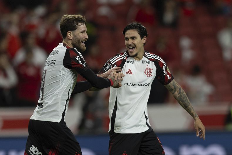 Pedro (derecha), del Flamengo, festeja con su compañero Leo Pereira luego de anotar ante Internacional en un duelo de la Copa Libertadores, realizado el miércoles 20 de agosto de 2025 (AP Foto/Liamara Polli)