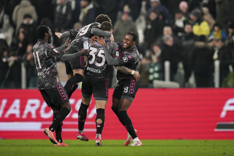 Luca Marianucci (35), de Empoli, celebra con sus compañeros de equipo después de marcar el penalti decisivo en el partido de fútbol de la Copa de Italia en los cuartos de final frente a Juventus, en el estadio Allianz, en Turín, Italia, el miércoles 26 de febrero de 2025. (Marco Alpozzi/LaPresse vía AP)