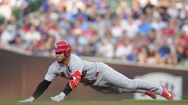 El venezolano Willson Contreras, de los Cardenales de San Luis, se desliza en segunda tras conectar un doble en el juego del jueves 20 de julio de 2023, ante los Cachorros de Chicago (AP Foto/Charles Rex Arbogast)
