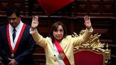 mujeres protestan en peru contra su primera presidenta mujer