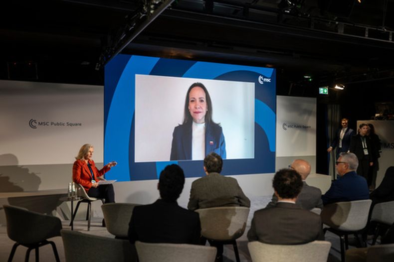 La opositora venezolana María Corina Machado, en la pantalla, participa en la Conferencia de Seguridad de Munich el sábado 14 de febrero de 2026, en esta ciudad de Alemania. (Marijan Murat/dpa vía AP)
