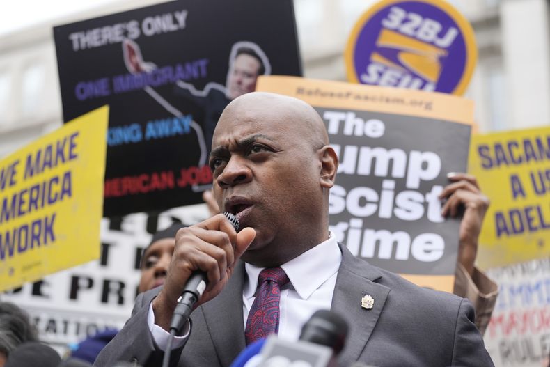 El alcalde de Newark Ras Baraka habla a simpatizantes en Newark, Nueva Jersey, el 15 de mayo del 2025. (AP foto/Seth Wenig)