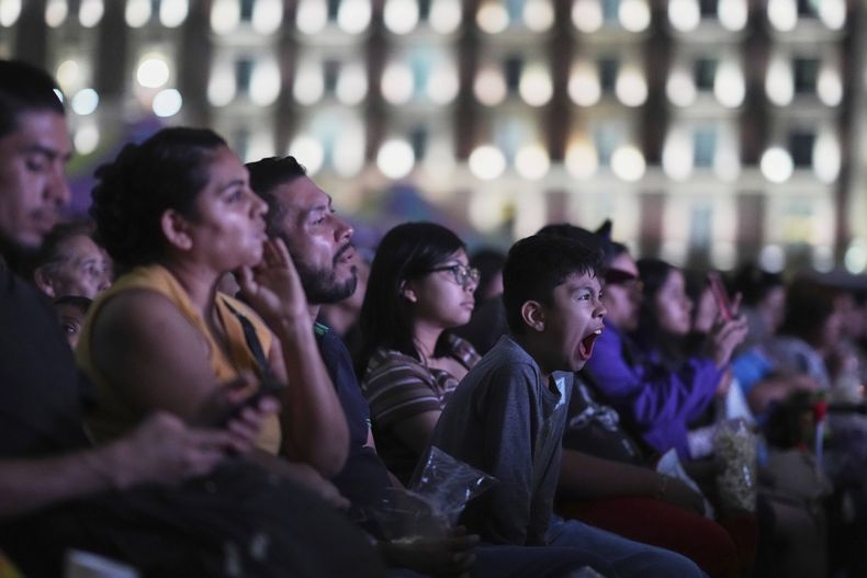 Un niño bosteza mientras ve la película Flow en una pantalla gigante en el Zócalo, la plaza principal de la Ciudad de México, el miércoles 30 de abril de 2024. (Foto AP/Eduardo Verdugo)