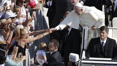 americateve | El papa Francisco saluda a una mujer mientras transita por la plaza de San Pedro en El Vaticano el mi&eacute;rcoles 11 de junio de 2014. (Foto de AP/Gregorio Borgia)