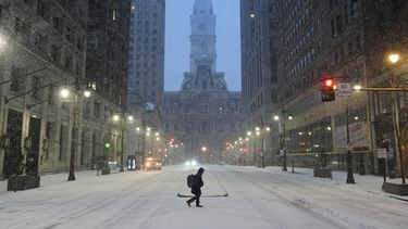 Una persona cruza una calle durante la tormenta invernal en Filadelfia, el domingo 25 de enero de 2026. (Foto AP/Matt Rourke)