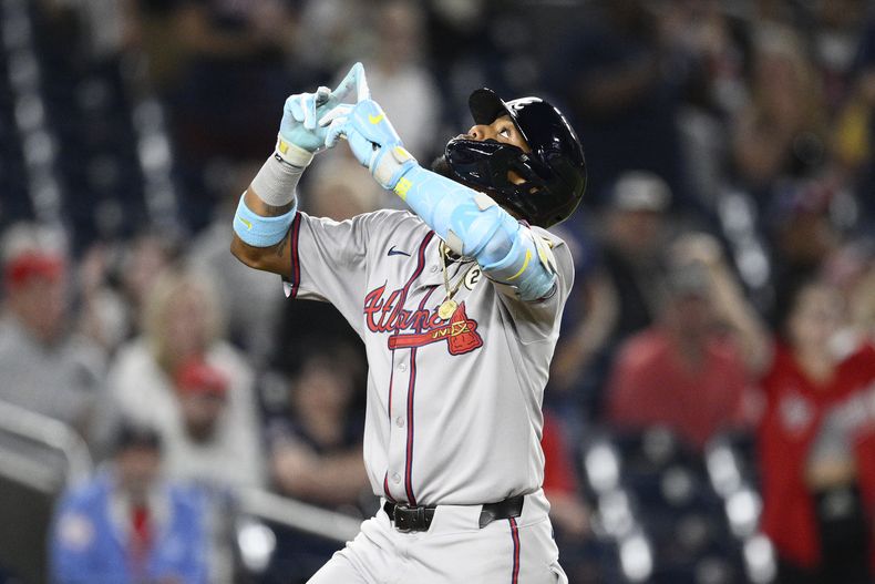 El venezolano de los Bravos de Atlanta Ronald Acuña Jr. celebra su jonrón en la novena entrada ante los Nacionales de Washingto el lunes 15 de septiembre del 2025. (AP Foto/Nick Wass)