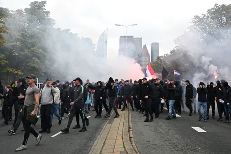 Manifestantes en una protesta de grupos ultraderechistas contra las políticas de inmigración y asilo, en La Haya, Holanda, el sábado 19 de septiembre de 2026. (AP Foto/Mouneb Taim)