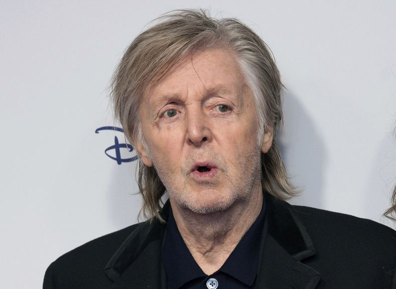 ARCHIVO - Paul McCartney posa para los fotógrafos a su llegada al estreno de la película If These Walls Could Sing en Londres, el lunes 12 de diciembre de 2022. (foto by Scott Garfitt/Invision/AP, archivo)