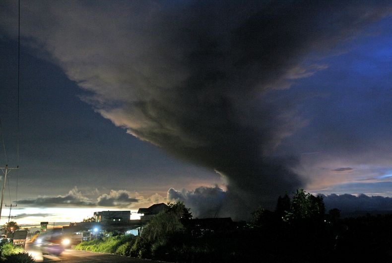 El volc&aacute;n Monte Sinabung lanza ceniza al aire, visto desde Ujung, en el norte de Sumatra, Indonesia, en una imagen del domingo 24 de noviembre de 2013. (Foto AP/Binsar Bakkara)