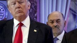 ARCHIVO - Allen Weisselberg, derecha,detrás del entonces presidente electo Donald Trump en una conferencia de prensa en el vestíbulo de la Torre Trump en Nueva York, el 1 de enero de 2017. (AP Foto/Evan Vucci, Archivo)
