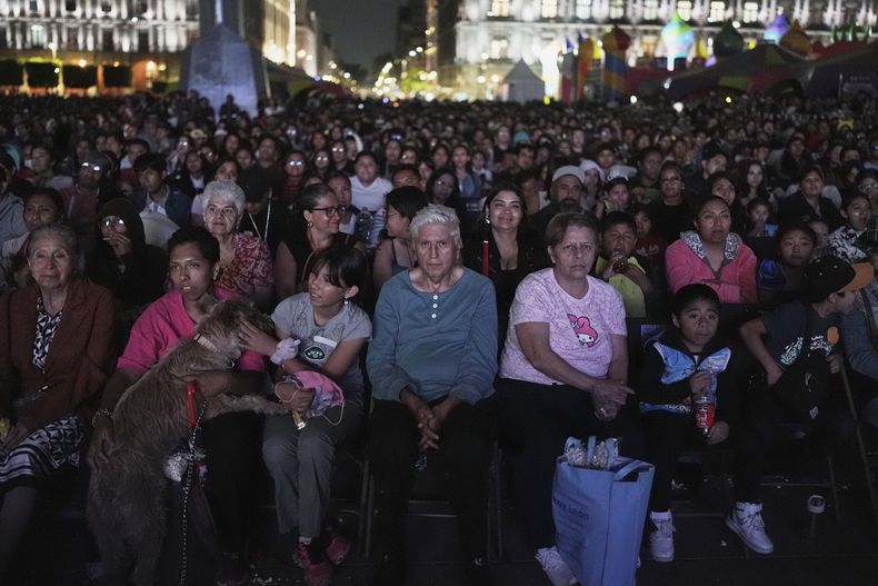 Personas ven la película Flow en una pantalla gigante en el Zócalo, la plaza principal de la Ciudad de México, el miércoles 30 de abril de 2024. (Foto AP/Eduardo Verdugo)