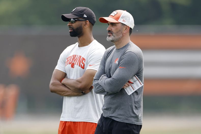 ARCHIVO - Kevin Stefanski, derecha, entrenador en jefe de los Browns de Cleveland, observa al lado de Andrew Berry, gerente general del equipo, los ejercicios de entrenamiento del equipo en las instalaciones de práctica del equipo, el martes 6 de junio de 2023, en Berea Ohio. Los Browns le dieron extensión de contrato a Stefanski y Berry. (AP Foto/Ron Schwane, Archivo)