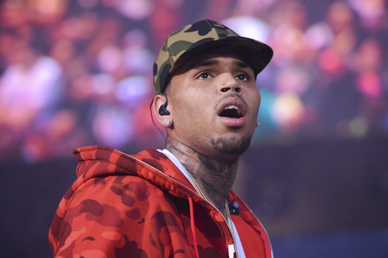 ARCHIVO – En esta imagen de archive del 7 de junio 2015, Chris Brown actúa en el evento 2015 Hot 97 Summer Jam en el estadio MetLife, en East Rutherford, Nueva Jersey. (Foto de Scott Roth/Invision/AP, Archivo)