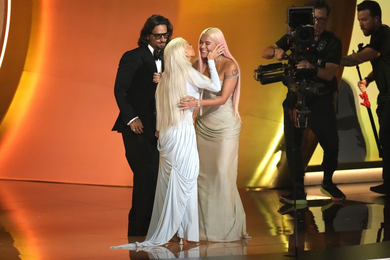 Maluma, izquierda, y Christina Aguilera entregan el premio a mejor álbum de música urbana a Karol G por Mañana será bonito en la 66a entrega anual de los Premios Grammy el domingo 4 de febrero de 2024 en Los Ángeles. (Foto AP/Chris Pizzello)