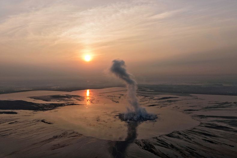 El volcán en Sidoarjo, Java Oriental, Indonesia, el 29 de mayo del 2026. (AP foto/Trisnadi)