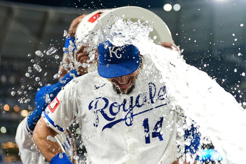 Jac Caglianone, de los Reales de Kansas City, es bañado por sus compañeros después de su partido de béisbol contra los Rangers de Texas, el martes 9 de junio de 2026, en Kansas City, Misuri. (Foto AP/Charlie Riedel)