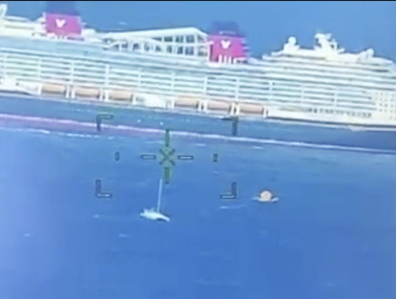 Esta imagen proporcionada por la Guardia Costera de Estados Unidos muestra un crucero rescatando a gente desde un catamarán en problemas que estaba haciendo aguas a cientos de millas de la costa de Bermudas, el 10 de noviembre de 2024. (Guardia Costera de Estados Unidos via AP)
