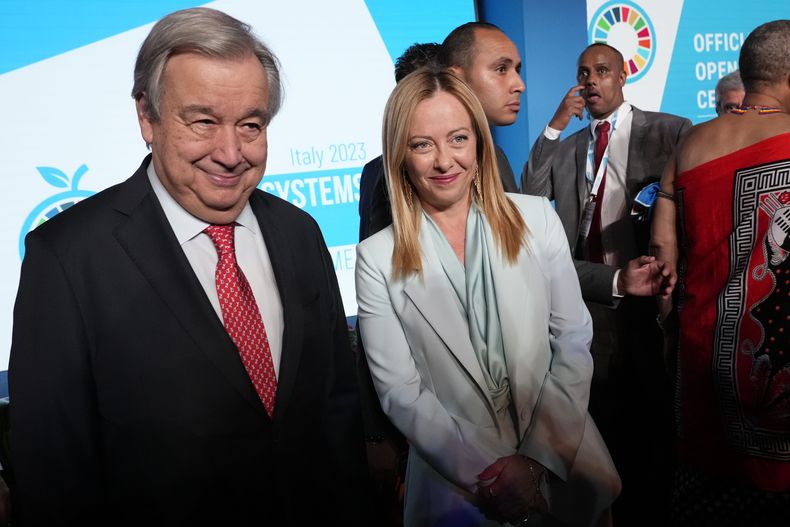 El secretario general de la ONU Antonio Guterres (i) con la primera ministra italiana Giorgia Meloni en la cumbre sobre temas alimenticios en Roma, el 24 de julio de 2023.. (Foto AP/Andrew Medichini)