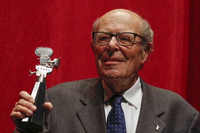 ARCHIVO - El director Marcel Ophuls muestra el premio Berlinale Camera tras ser homenajeado por su trayectoria durante el Festival Internacional de Cine de Berlín, el miércoles 11 de febrero de 2015. (AP Foto/Markus Schreiber, Archivo)