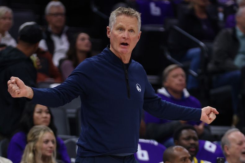 Steve Kerr, entrenador de los Warriors de Golden State, se lamenta durante un partido ante los Kings de Sacramento, el viernes 10 de abril de 2026 (AP Foto/Scott Marshall)