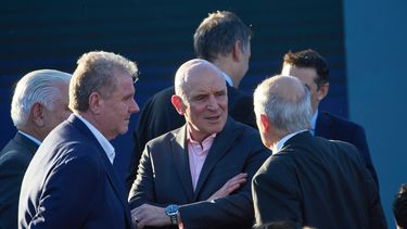 El diputado José Luis Espert, al centro, quien mantuvo vínculos con un empresario pedido por la justicia de Estados Unidos por presunto narcotráfico, asiste a un evento del presidente argentino Javier Milei en el complejo penitenciario de Ezeiza, el jueves 2 de octubre de 2025, en Ezeiza, Argentina. (AP Foto/Rodrigo Abd)