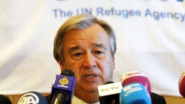 americateve | El Alto Comisionado de las Naciones Unidas para los Refugiados Antonio Guterres habla durante una conferencia de prensa en Am&aacute;n, Jordania, el jueves 28 de noviembre de 2013. El jefe de la agencia para refugiados de la ONU inst&oacute; a pa&iacute;s