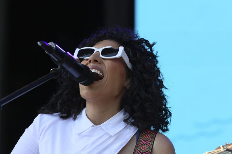La cantante mexicana Marissa Mur durante su concierto en el Festival Vive Latino en la Ciudad de México el sábado 16 de marzo de 2024. (Foto AP/Ginnette Riquelme)