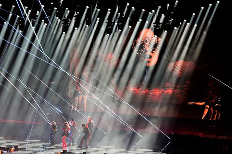 Felicia, de Suecia, interpreta la canción My System durante los ensayos de vestuario para la final de la 70ª edición de Eurovisión, en Viena, Austria, el 15 de mayo de 2026. (AP Foto/Martin Meissner)